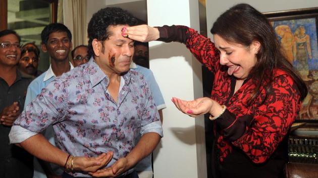 Sachin and his wife Anjali share a light moment. (Prakash Parsekar/HT PHOTO) 