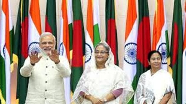 Sheikh Hasina, flanked by Narendra Modi and Mamata Banerjee in Delhi on April 8.(HT Photo)