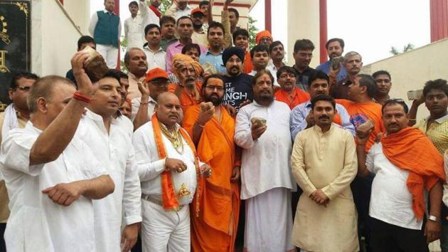 Members of Jan Sena shouting slogans against J-K stone pelters.(HT Photo) Members of Jan Sena shouting slogans against J-K stone pelters.(HT Photo)