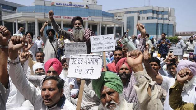 Members of ‘Insaaf Di Awaaz’ holding a protest against PACL and Gian Sagar management in Patiala on Monday. (HT File Photo) Members of ‘Insaaf Di Awaaz’ holding a protest against PACL and Gian Sagar management in Patiala on Monday. (HT File Photo)