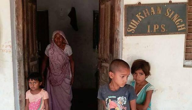 Uttar Pradesh DGP Sulkhan Singh’s mother, nephew and nieces at his ancestral home in Jauharpur village in Banda district.(HT PHOTO)