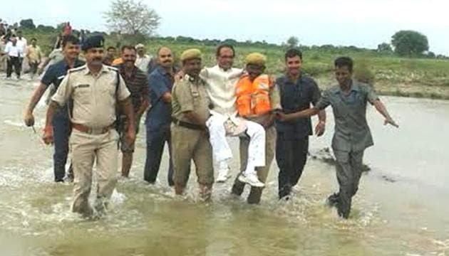 Madhya Pradesh Chief minister Shivraj Singh Chouhan visits flood affected villages.(Hindustan Times)