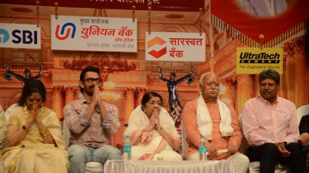 Bollywood actors Aamir Khan and Vyjayanthimala, singer Lata Mangeshkar, former cricketer Kapil Dev, RSS chief Mohan Bhagwat and others during Dinanath Mangeshkar memorial awards in Mumbai on April 24. (IANS)