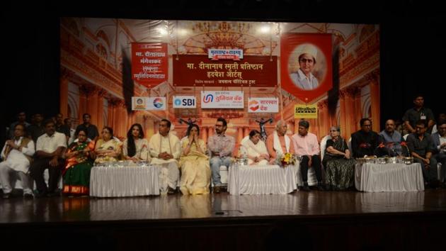 Actors Aamir Khan and Vyjayanthimala, singer Lata Mangeshkar,former cricketer Kapil Dev, RSS chief Mohan Bhagwat and others during Dinanath Mangeshkar memorial awards. (IANS)