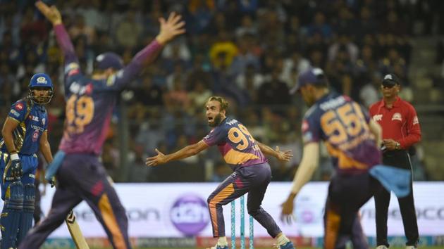 Rising Pune Supergiants cricketer Imran Tahir (C) appeals unsuccessfully against Mumbai Indians captain Rohit Sharma. (AFP)