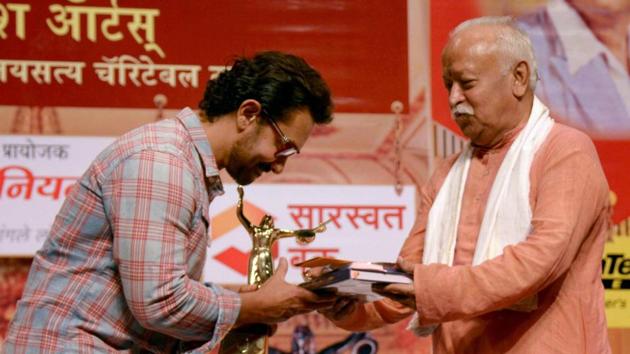 RSS Chief Mohan Bhagwat presents Vishesh Purashkar to Actor Aamir Khan for his performance in Dangal. (PTI)