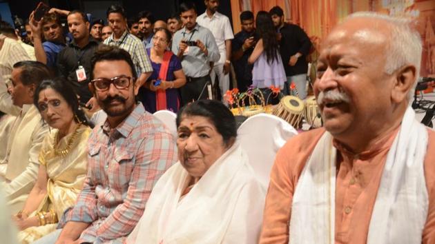 Aamir Khan, Vyjayanthimala, Lata Mangeshkar along with RSS chief Mohan Bhagwat during Dinanath Mangeshkar memorial awards in Mumbai. (IANS)
