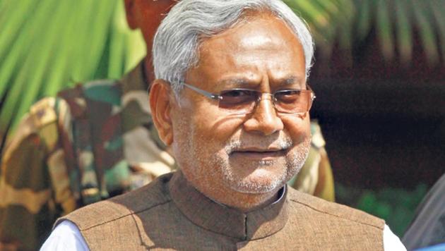 Bihar chief minister Nitish Kumar was trying to avail buggy service at Delhi airport when an angry flyer interrupted him.(Hindustan Times)