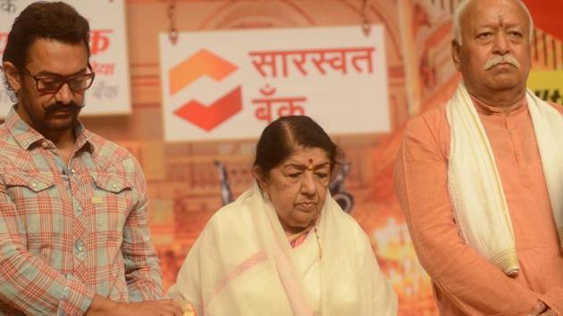 Aamir Khan and singer Lata Mangeshkar with RSS chief Mohan Bhagwat during Dinanath Mangeshkar memorial awards. (IANS)