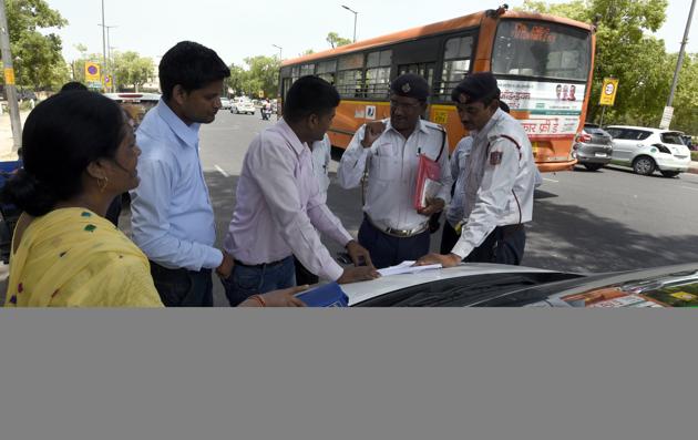 The Delhi government is coming up with an online system for tracking licences on a real-time basis.(HT FILE)