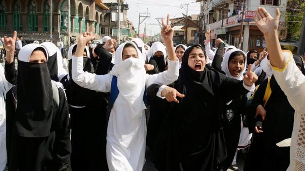 Girl students shout slogans during a protest rally against the recent police action on students in Srinagar. PDP’s candidate for Anantnag Lok Sabha by-poll has asked the Election Commission to indefinitely defer the election that has once been postponed to May 25.(PTI)