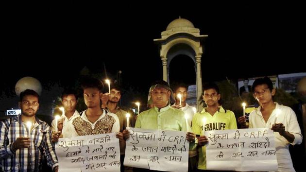 A candle light vigil to pray for CRPF jawans who lost their lives in a Naxal attack in Chhattisgarh's Sukma district, in Patna.(PTI)