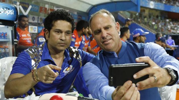 Sachin Tendulkar obliges for a selfie with Matthew Hayden during the game between Mumbai Indians and Rising Pune Supergiant. (BCCI)