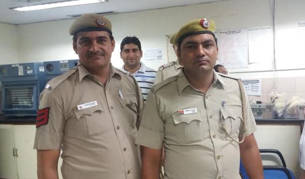 Delhi Police ASI Ramashray (L) and constable Ashok Kumar at Dr Babasaheb Ambedkar Hospital in Rohini after donating blood.(Shiv Sunny)