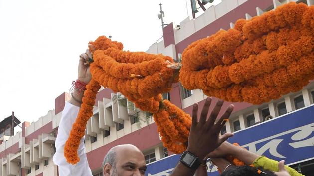 BJP president Amit Shah reached Kolkata to a warm welcome on Wednesday morning. He reached Sealdah station by train. (Samir Jana/HT PHOTO) BJP president Amit Shah reached Kolkata to a warm welcome on Wednesday morning. He reached Sealdah station by train. (Samir Jana/HT PHOTO)