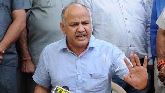 Deputy Chief minister Manish Sisodia speaks to journalists outside Kejriwal's residence. As AAP’s dismal run became clear, deputy chief minister Manish Sisodia and Delhi labour minister Gopal Rai met Kejriwal at his residence in Civil Lines to decide the party’s line on the impending loss. (Burhaan Kinu/HT Photo)