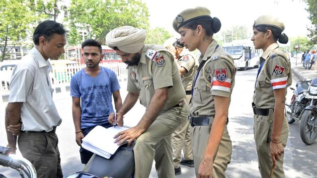 Traffic police issuing challan to violators in Ludhiana. (Gurminder Singh/HT Photo)