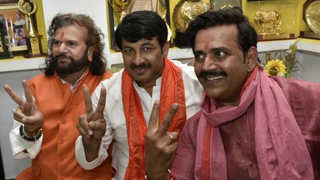 (R-L) Ravi Kishan, Manoj Tiwari and Hans Raj Hans pose for a picture after MCD election results. Early trends indicated a clean sweep by the BJP in all three municipal corporations in the capital governed by the Arvind Kejriwal-led Aam Aadmi Party (AAP). (Arvind Yadav/HT Photo)