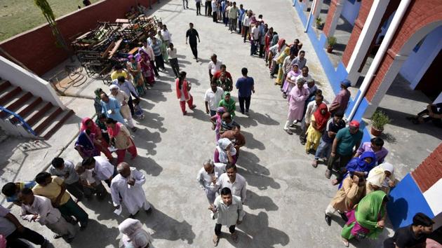 People waiting in queue at a polling booth to cast their vote for Municipal Corporation of Delhi polls at Burari, North Delhi on Sunday, April 23, 2017.(Arun Sharma/ Hindustan Times)