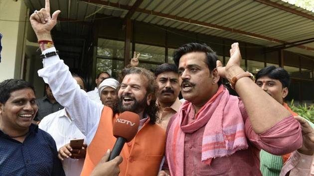 Ravi Kishan and Hans Raj Hans celebrate the victory. Accepting defeat, Delhi Congress chief Ajay Maken decided to resign from his post. (Arvind Yadav/HT Photo)