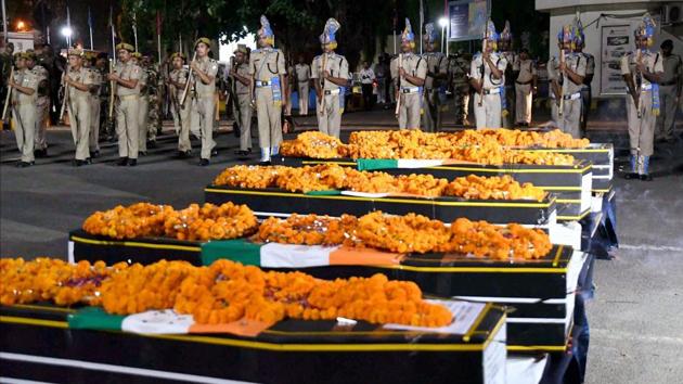 Jawans giving gun salute to CRPF personnel, killed in Sukma, at Patna airport on April 25.(PTI Photo) Jawans giving gun salute to CRPF personnel, killed in Sukma, at Patna airport on April 25.(PTI Photo)