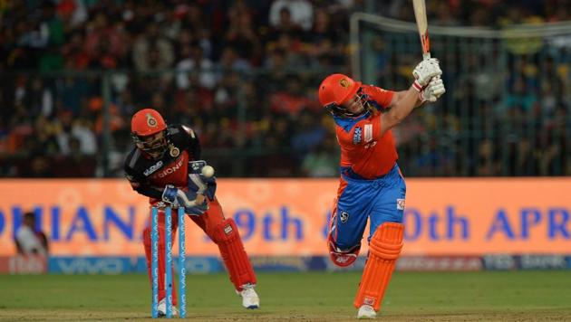Royal Challengers Bangalore wicket keeper Kedar Jadhav (L) looks on as Gujarat Lions batsman Aaron Finch (R) plays a shot during their 2017 Indian Premier League (IPL) match at the Chinnaswamy Stadium in Bangalore on April 27. (AFP)