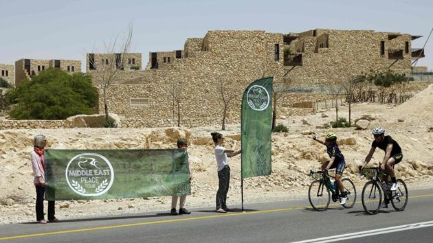 Foreign and Israeli cyclists arrive at the town of Mitzpe Ramon in the southern Israeli Negev desert, during the fourth day of the Middle East Peace Tour. (MENAHEM KAHANA / AFP)