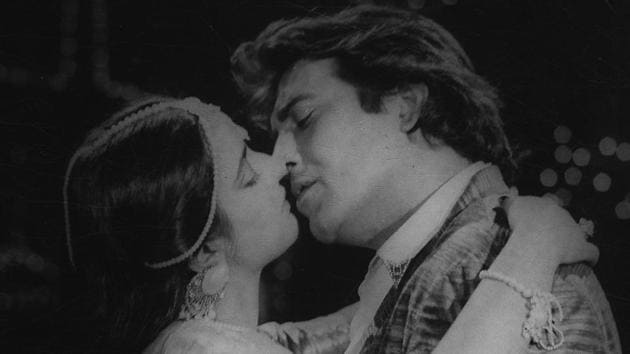 Farah and Vinod Khanna in Kaarnaama. (HT PHoto) Farah and Vinod Khanna in Kaarnaama. (HT PHoto)