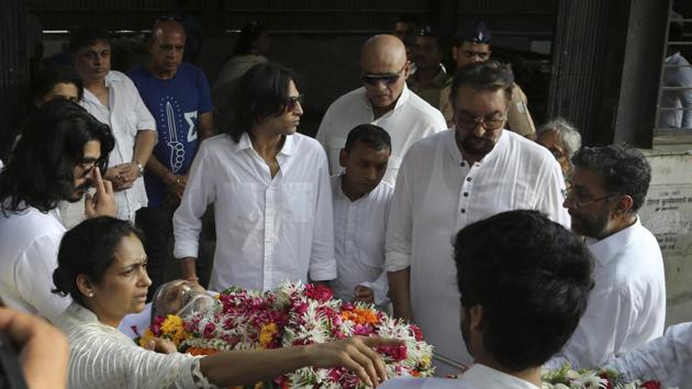 Friends and relatives carry the body of Vinod Khanna during his funeral in Mumbai.(AP)