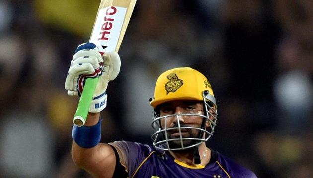 Robin Uthappa of Kolkata Knight Riders (KKR) acknowledges the crowd after completing his half century during the 2017 Indian Premier League (IPL) match Rising Pune Supergiant (RPS) in Pune on Wednesday. Uthappa shared a match-winning 158-run partnership with skipper Gautam Gambhir in the clash.(PTI)