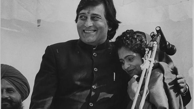 Vinod Khanna with his wife campaigning in the Village Manesar as he fought for Gurudaspur Lok Sabha Constituency in Punjab in 1998. (HT Photo) Vinod Khanna with his wife campaigning in the Village Manesar as he fought for Gurudaspur Lok Sabha Constituency in Punjab in 1998. (HT Photo)