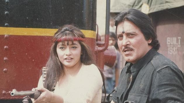 Vinod Khanna and Sahila Chaddha shooting for Dharam Sankat. (HT Photo) Vinod Khanna and Sahila Chaddha shooting for Dharam Sankat. (HT Photo)