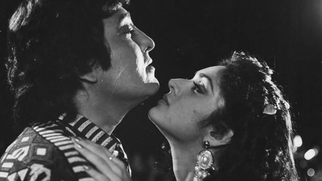 Vinod Khanna with Meenakshi Seshadri in KC Bokadia’s Police Aur Mujrim in 1992. (HT Photo) Vinod Khanna with Meenakshi Seshadri in KC Bokadia’s Police Aur Mujrim in 1992. (HT Photo)