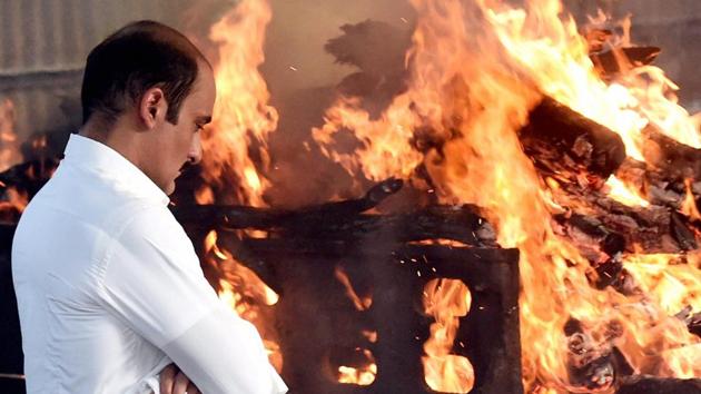 Bollywood actor Akshay Khanna during the cremation of his father veteran actor Vinod Khanna in Mumbai on Thursday.(PTI) Bollywood actor Akshay Khanna during the cremation of his father veteran actor Vinod Khanna in Mumbai on Thursday.(PTI)