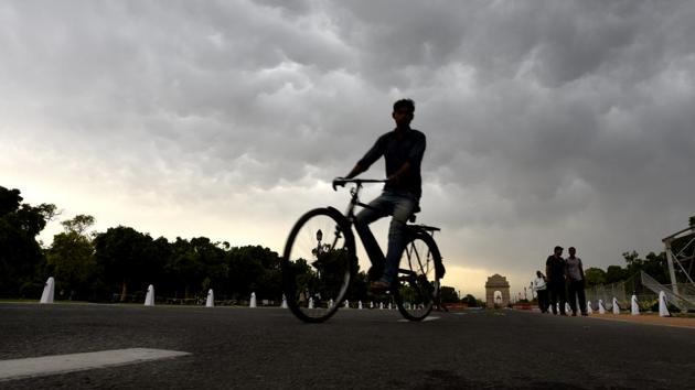Overcast skies over Central Delhi this week. Weather in Delhi has seen a contrast with smaller thunderstorms and dust storms being witnessed over some parts of Delhi. The Met department has predicted that the weather is expected to stay pleasant for the next two days. (Arvind Yadav/HT PHOTO)