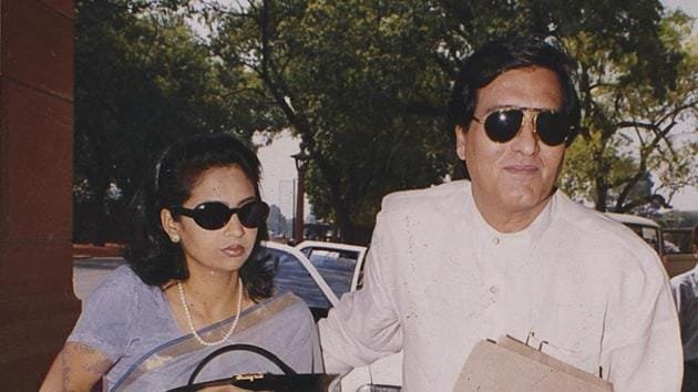 Vinod Khanna along with his wife. Vinod Khanna along with his wife.