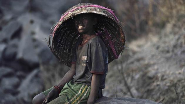 Ignoring their health, most people here wage a daily battle against the raw, dusty elements, sink holes that double up as death traps and local police always on the lookout. The area battles issues that range from loss of mineral resource and revenue to health, pollution and poor living standards. (Ravi Choudhary/HT PHOTO)
