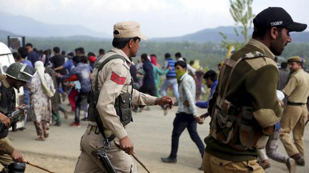 Police chase away Kashmiri villagers who were demanding the bodies of militants killed in a gunbattle after a they stormed a military camp in Panzgam in Kupwara on Thursday.(PTI)