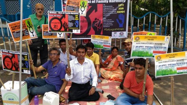 Members of Hridaya organising ‘satyagrah’ on Rani Rashmoni Road in Kolkata on Saturday.(HT Photo)