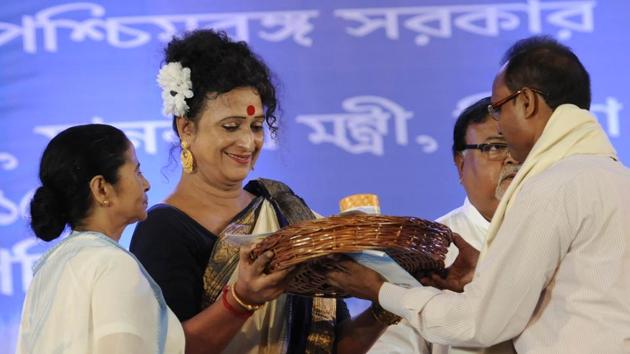 Teachers being felicitated by Manobi Bandyopadhyay (2nd from left), Principal of Krishnanagar Women's College, in the presence of Chief Minister Mamata Banerjee and Education Minister Partha Chatterjee, on the eve of Teacher's Day on September 4th, 2015, at Nazrul Mancha, in South Kolkata.(Subhendu Ghosh/HT Photo)