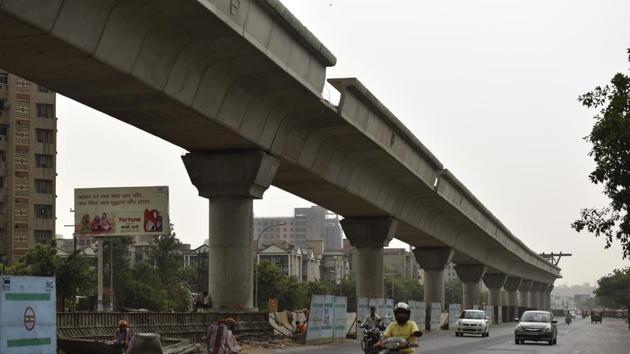 The 30km metro link is being constructed at a cost of Rs5,533 crore and the Noida and Greater Noida authorities are funding the majority.(Virendra Singh Gosain/HT PHOTO)