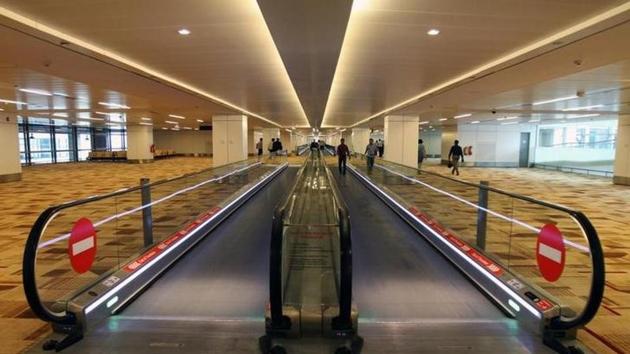 Passengers walk inside the T3 terminal of Indira Gandhi International Airport in New Delhi. The Terminal 3 went into a tizzy on Friday after a man who arrived on an Air India flight from Dubai claimed to be an ISI agent.(Reuters)