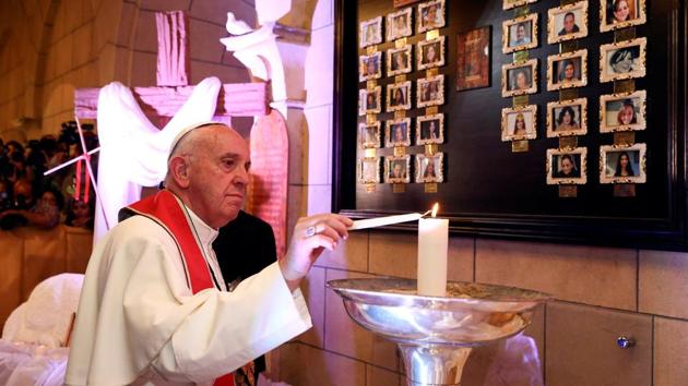 Pope Francis lights up a candle in the Coptic church at Cairo, Egypt on April 28.(REUTERS)