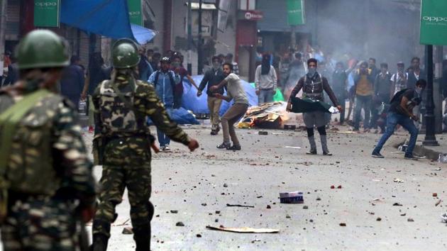 Kashmiri youth clashes with forces in Srinagar.(Waseem Andrabi/HT Photo)