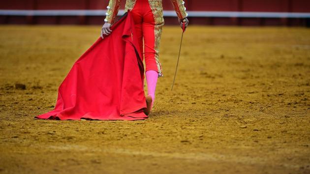 Spanish matador Lopez Simon walks barefoot on the bullring during a bullfight. (CRISTINA QUICLER / AFP)