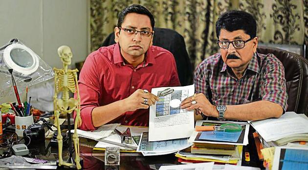 Forensic expert VC Misra (right) with his son Manas Mishra. Misra, 62, is one of India’s better known handwriting experts and claims to have cracked about 5,000 cases involving questioned documents, signatures and fingerprints.(Ravi Choudhary/Hindustan Times)