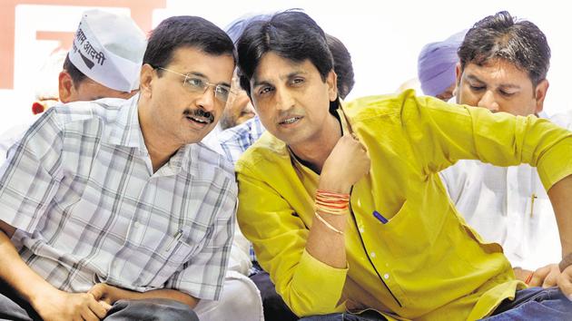 Delhi chief minister Arvind Kejriwal (L) and AAP senior leader Kumar Vishwas.(HT File Photo)