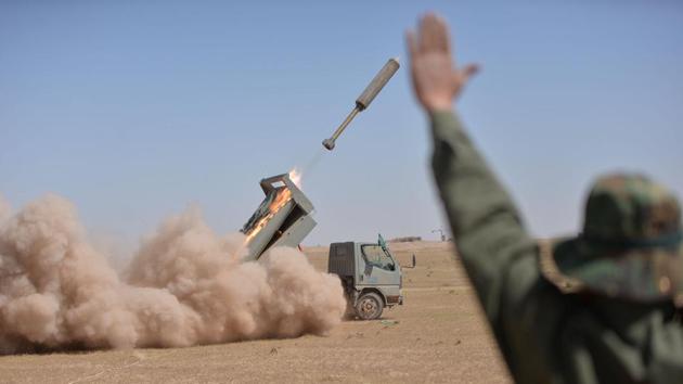 Iraqi paramilitary troops fire towards Islamic State militants during a battle with Islamic State militants on the outskirts of the ancient city of Hatra, south of Mosul, Iraq April 27, 2017. (REUTERS)