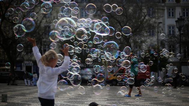 A street artist performs with soap bubbles at Rossio square in downtown Lisbon, Portugal April 28, 2017. (Rafael Marchante / REUTERS)