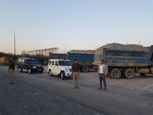 Despite several efforts by government to stop illegal sand mining in Chambal river in Morena district , it continues to be rampant. (Photo HT/HT PHOTO) Despite several efforts by government to stop illegal sand mining in Chambal river in Morena district , it continues to be rampant. (Photo HT/HT PHOTO)